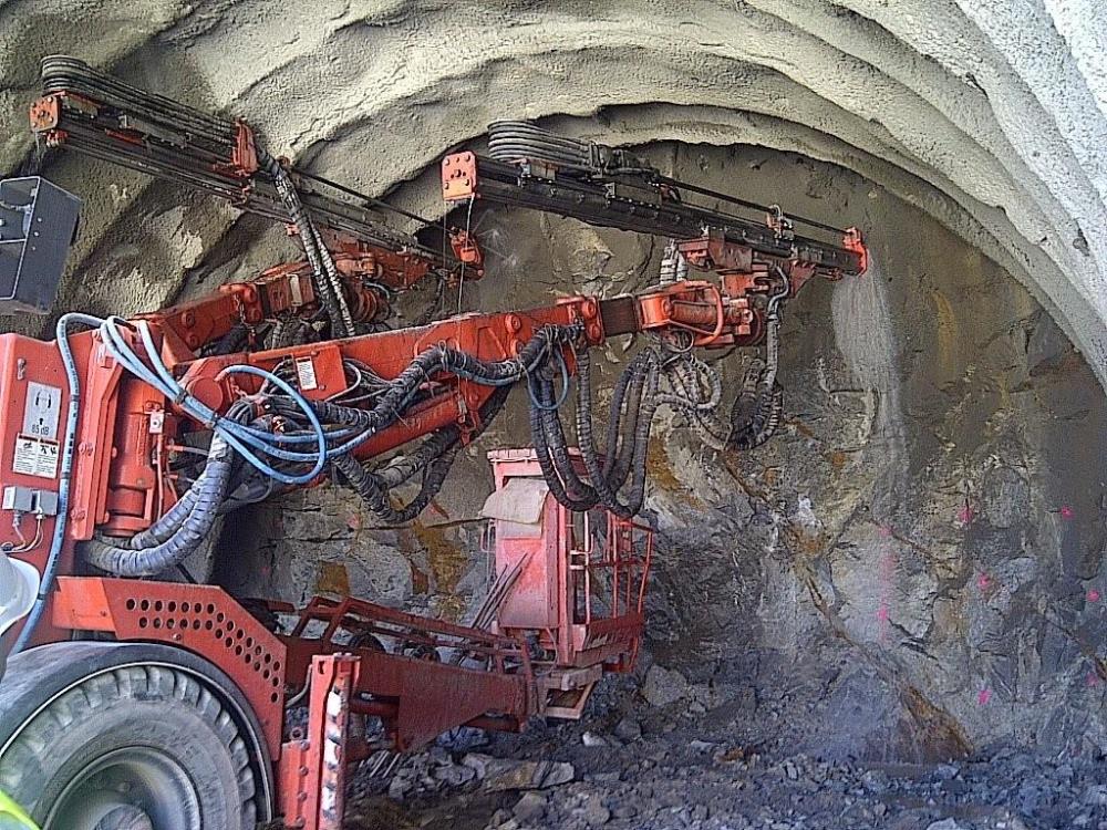 Transport d'engin d'excavation minier.